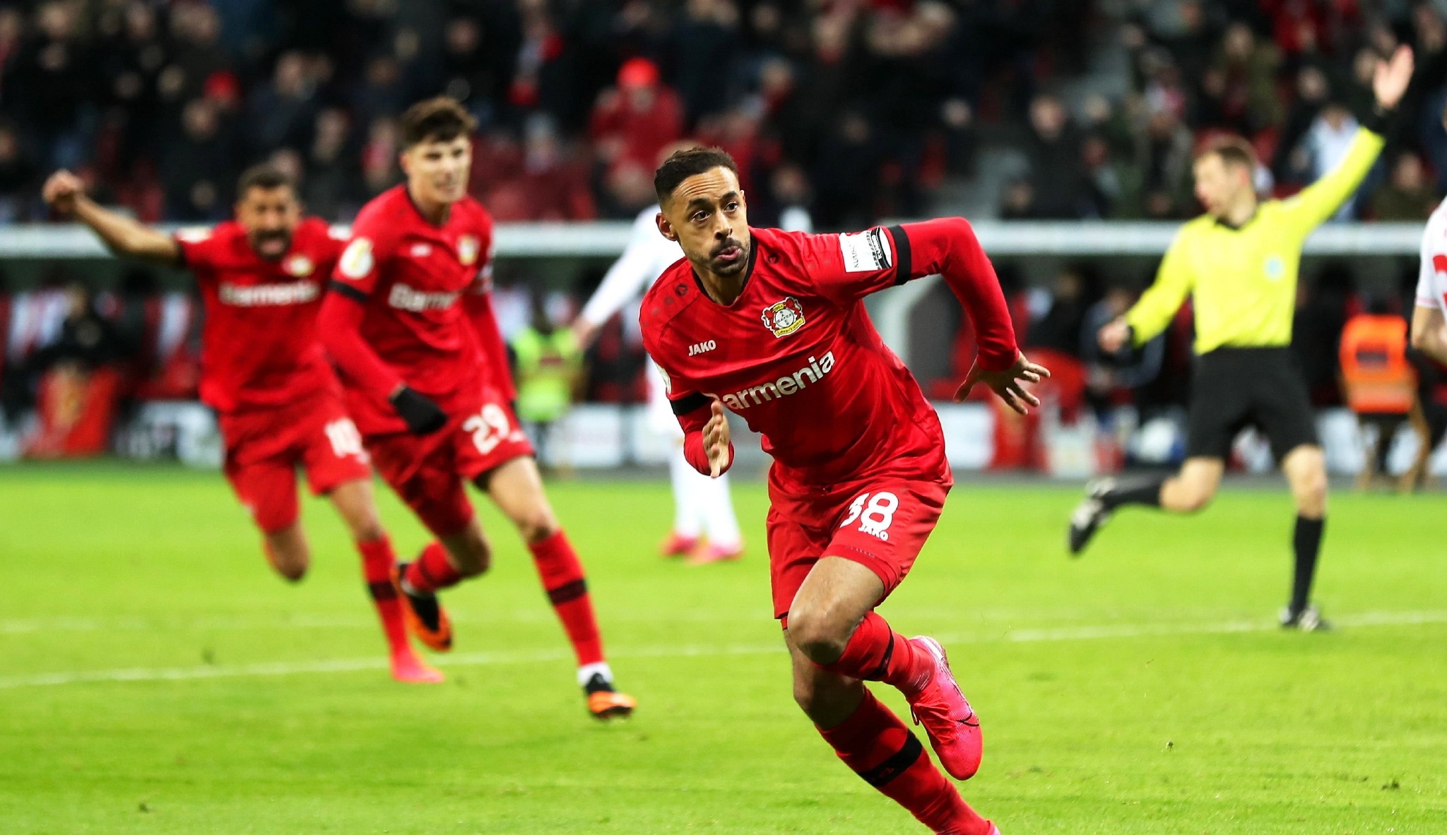 包含赛地聚焦：德甲今晚热度飙升；那不勒斯队长鼓劲；悬念犹存；球探报告显示潜力的词条