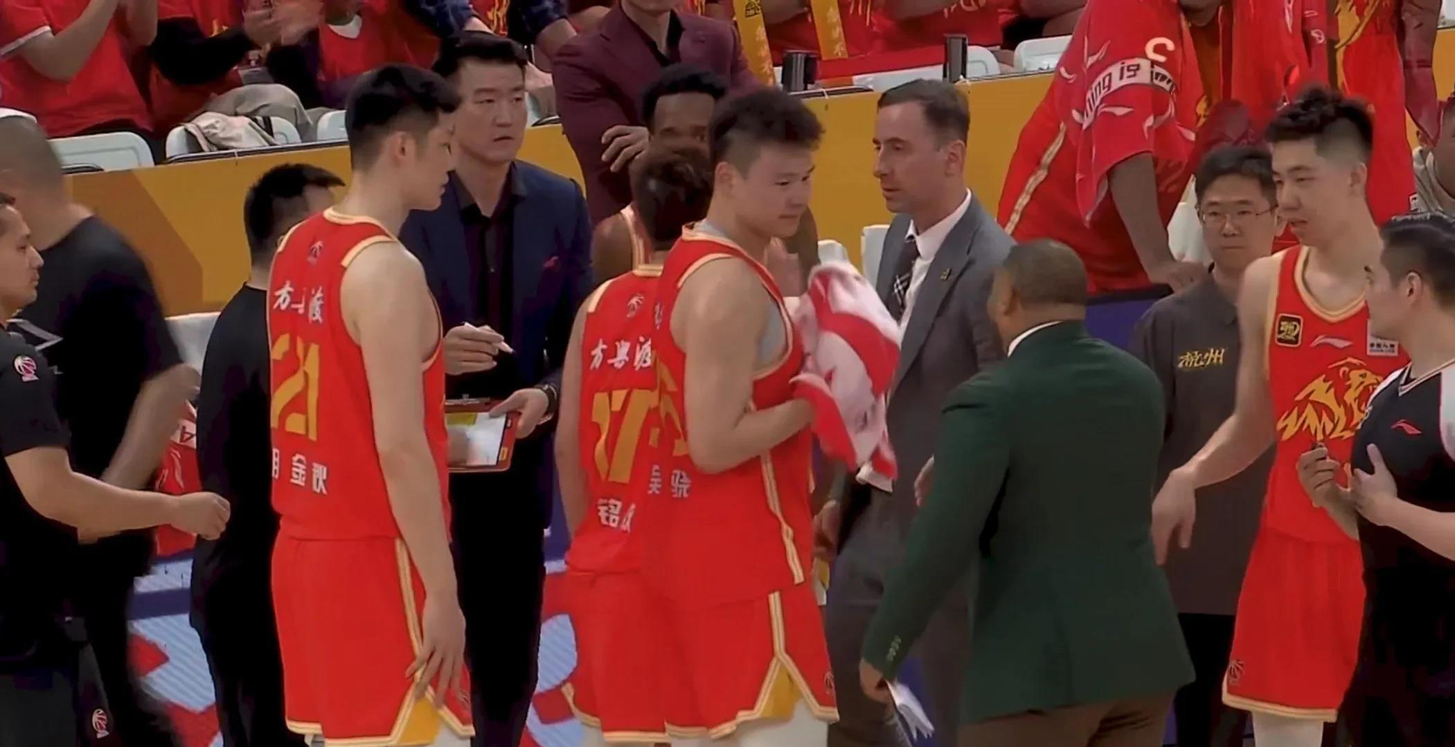 壹号-庐州山猫队惊险晋级齐鲁雄鲨队，冰球超级杯上演关键失误成转折！主场山呼海啸的简单介绍