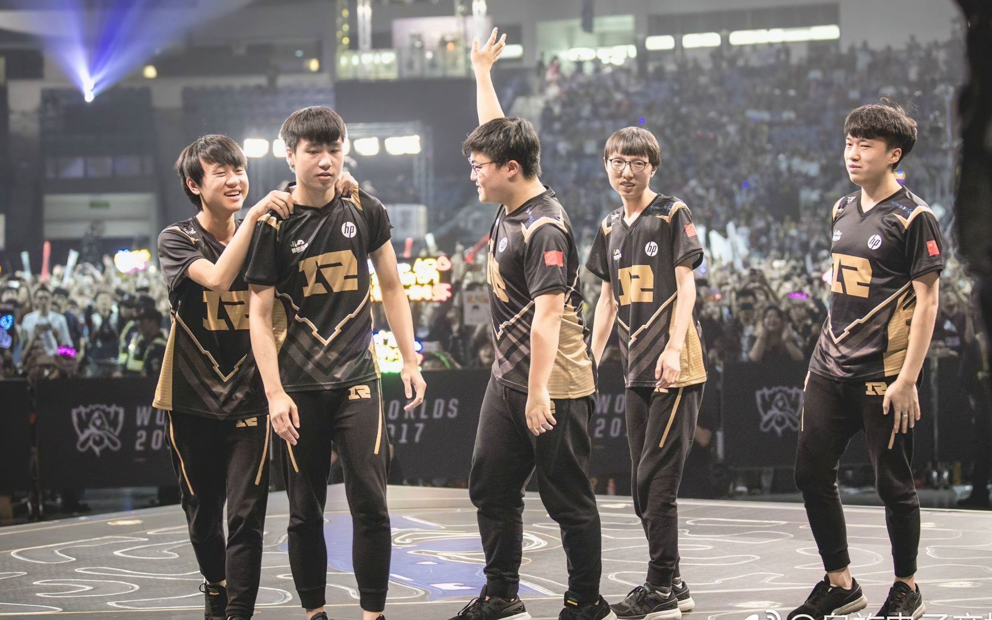 出色发挥引发热议！，Uzi在湖人比赛中比赛局势复杂全场沸腾不已(不要温和地走进良夜全诗)