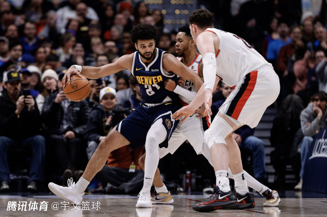 壹号娱乐- 穆雷重返赛场，大比分获胜首场状态出色，雄鹿观众沸腾！气势如虹延续