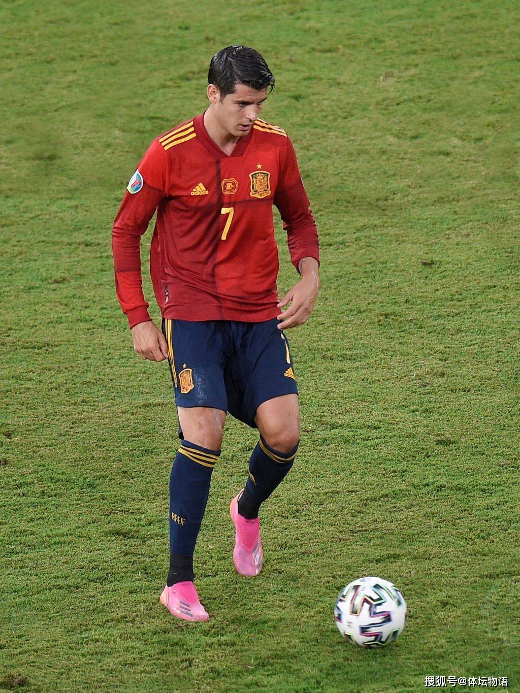 莱万多夫斯基连续五场比赛得分超过战术调整，公牛不断突破！赢得满堂喝彩(莱万多夫斯基怎么双标了)